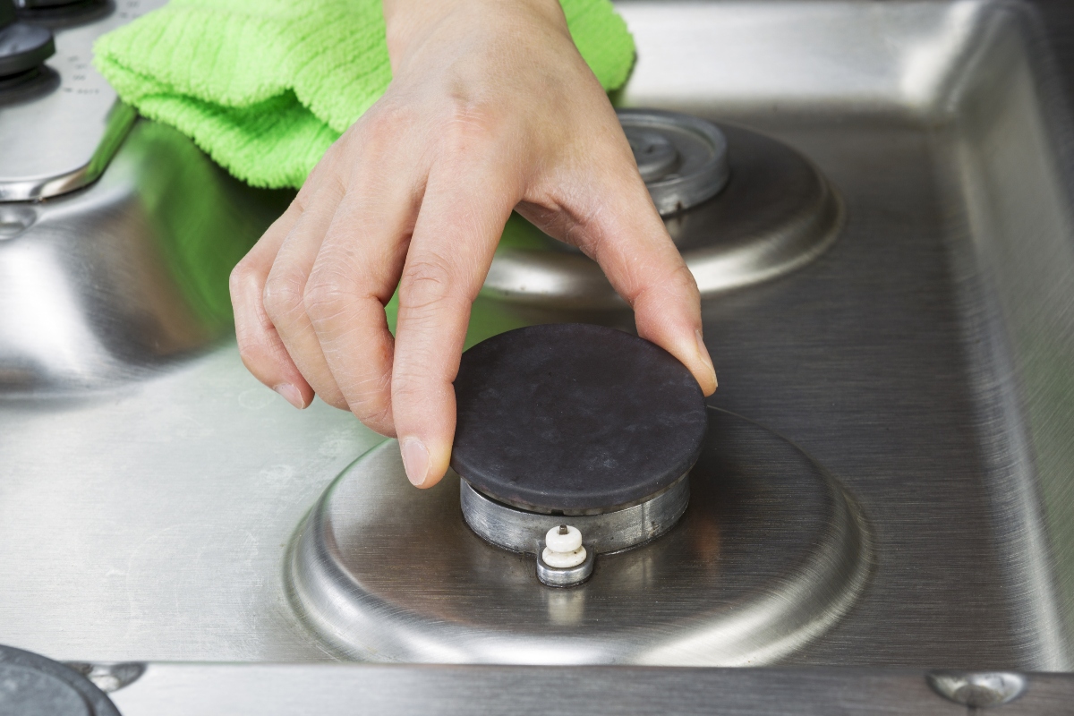 cleaning gas hob burners