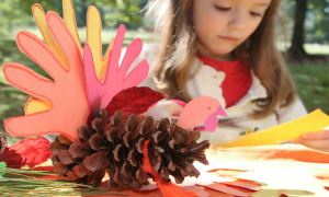 diy thanksgiving decorations little girl making art project