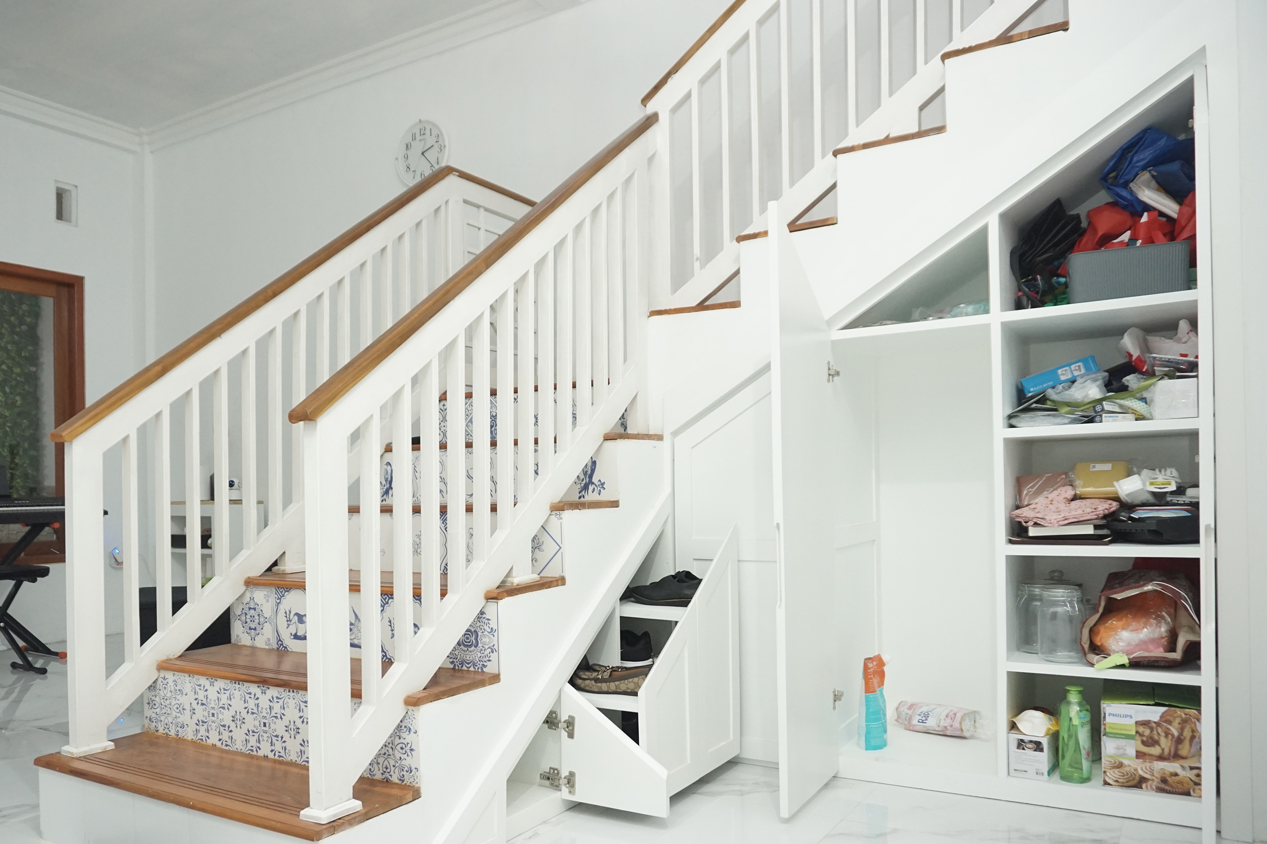 https://www.21oak.com/wp-content/uploads/sites/7/2021/12/staircase-with-under-stair-storage.jpg?p=1